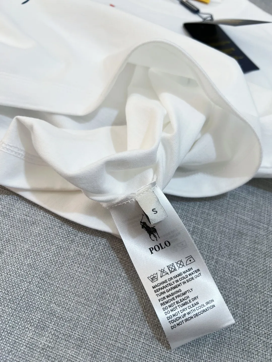 P140 Ralph Lauren 2026ss new spring and summer three-color logo equestrian knight print round-neck short-sleeved T-shirt; new products are available on the official website at the same time; strictly control the size of the LOGO; color matching and color matching; simple, fashionable and low-key connotation; selection of 240g double yarn pure cotton fabric; tight threaded neckline; back body crimping and boning; factory high-temperature anti-shrinkage process; not easy to deform and shrink after washing; essential clothing for three seasons; color: black White, sizes XS-L (can wear up to 200 pounds)